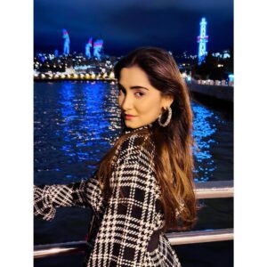 Srishti Jain Instagram - Swipe for a closer look! 
.
.
.
.
.
.
.
.
.
.
.
.
.
.
.
.
.
.
:
#baku #bakuazerbaijan #travel #travelphotography #travelgram #bakuboulevard #instagood #instagram #instalike #instadaily #instafashion #instamood #winteroutfit #ootn #nightlights #explore #explorepage #newpost #post #postoftheday #makeuponfleek #blackandwhite