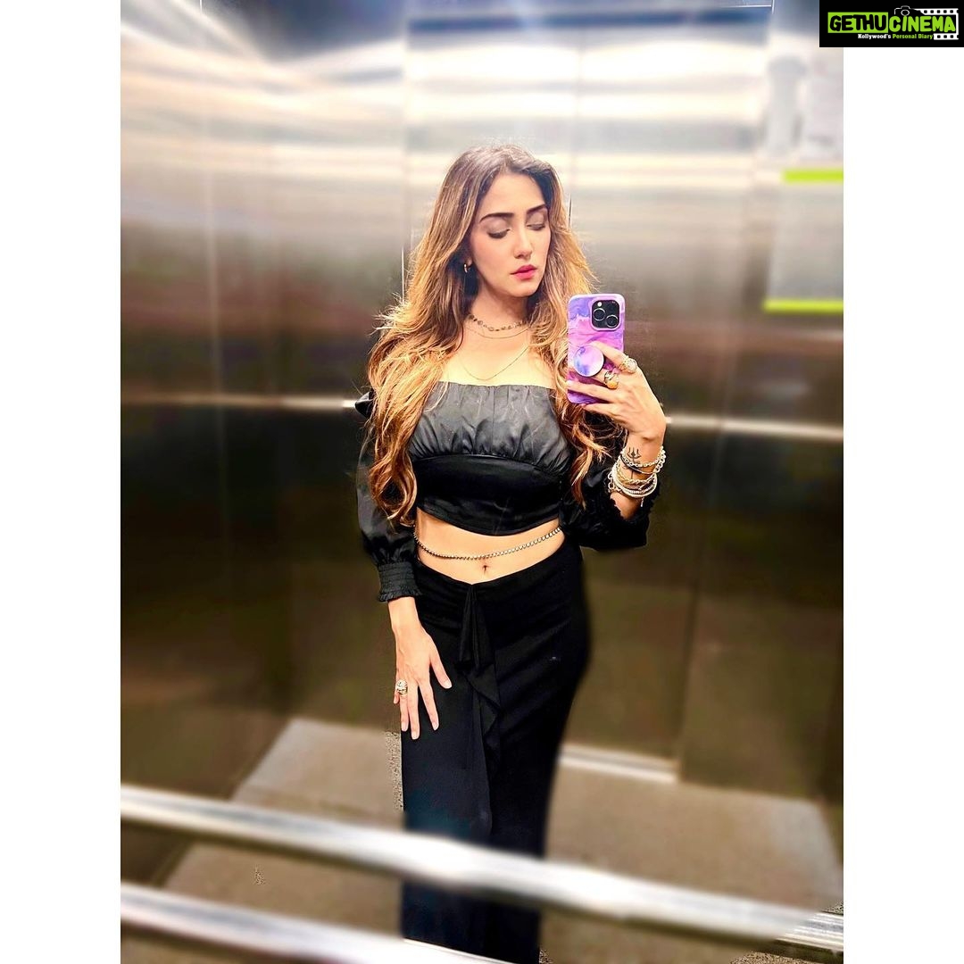 Srishti Jain Instagram - I think black is my colour! . . . . . . . . . . . . . . . . . . . . . #black #birthday #instagram #instagood #instalike #makeup #makeuplook #softglam #allblackoutfit #explore #explorepage #postoftheday #newpost #fashiongamestrong #glow Mumbai, Maharashtra