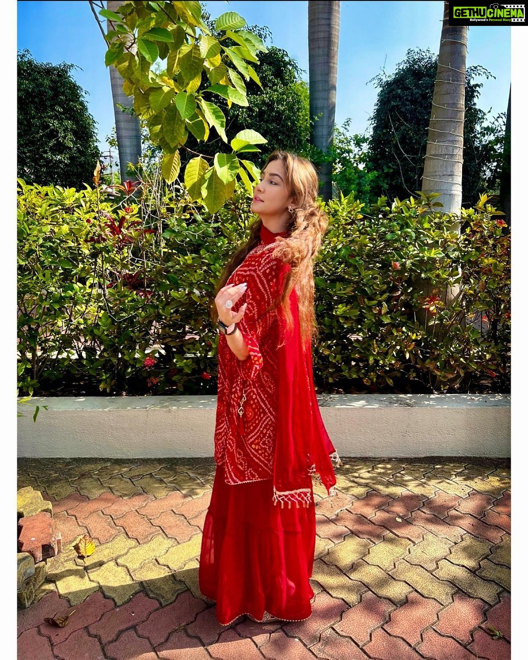 Srishti Jain Instagram - Mohe Rang Do Laal❤️ Gujarat Trip Series! Photodump 🧿 . . . . . . . . . . . . . . . . #travel #gujrattourism #red #indian #traditional #traditionalwear #family #redaesthetic #love #instagood #insta #instagram #newpost #picoftheday #makeup #travelling #travelgram #explore #explorepage