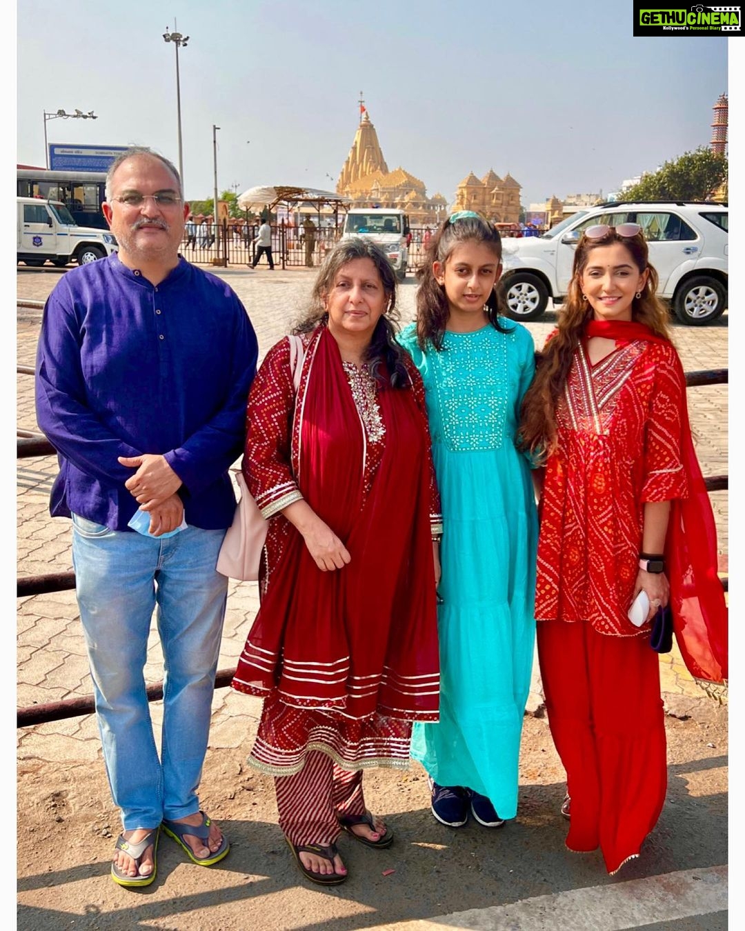 Srishti Jain Instagram - Mohe Rang Do Laal❤️ Gujarat Trip Series! Photodump 🧿 . . . . . . . . . . . . . . . . #travel #gujrattourism #red #indian #traditional #traditionalwear #family #redaesthetic #love #instagood #insta #instagram #newpost #picoftheday #makeup #travelling #travelgram #explore #explorepage