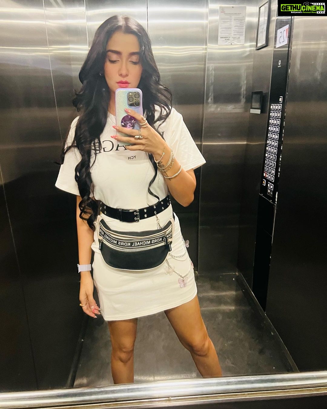 Srishti Jain Instagram - My love for lift selfies continues! . . . . . . . . . . . . . . . #liftselfie #whiteandblack #ootd #waistbag #michaelkors #waistchains #instagood #instagram #instalike #instadaily #instafashion #explore #explorepage #love #newpost #picoftheday #makeup