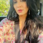 Srishti Jain Instagram - Was feeling my look and this song! And then this happened! 🐰 . . . . . . . . . . . . . . . . #reels #reelsinstagram #reelsvideo #reelsindia #instagood #instagram #instalike #instadaily #instamood #windinmyhair #glossylips #naturalmakeup #traditional #traditionalwear #love #light