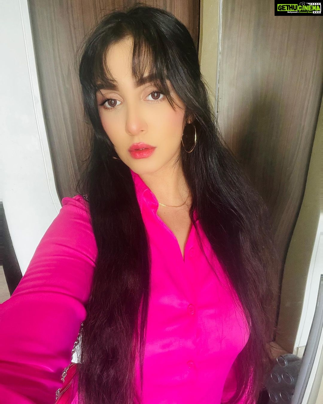 Srishti Jain Instagram - I think the hair colour suits me🖤 . . . . . . . . . . . . . . #newhair #black #makeuponfleek #pink #newpost #postoftheday #instagood #instagram #instalike #instadaily #explore #love #light