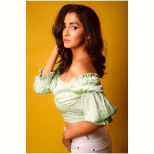 Srishti Jain Instagram - Whatever is good for your soul, Do That✨ 
Photography by @sachin113photographer 

.
.
.
.
.
.
.
.
.
.
.
#instagram #instagood #instadaily #explorepage #love #gratitude #photoshoot #yellow #pastelaesthetic #curlyhair #goldenglow #newpost #explore #fashion #ootd #makeup