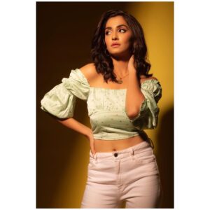 Srishti Jain Instagram - Whatever is good for your soul, Do That✨ 
Photography by @sachin113photographer 

.
.
.
.
.
.
.
.
.
.
.
#instagram #instagood #instadaily #explorepage #love #gratitude #photoshoot #yellow #pastelaesthetic #curlyhair #goldenglow #newpost #explore #fashion #ootd #makeup
