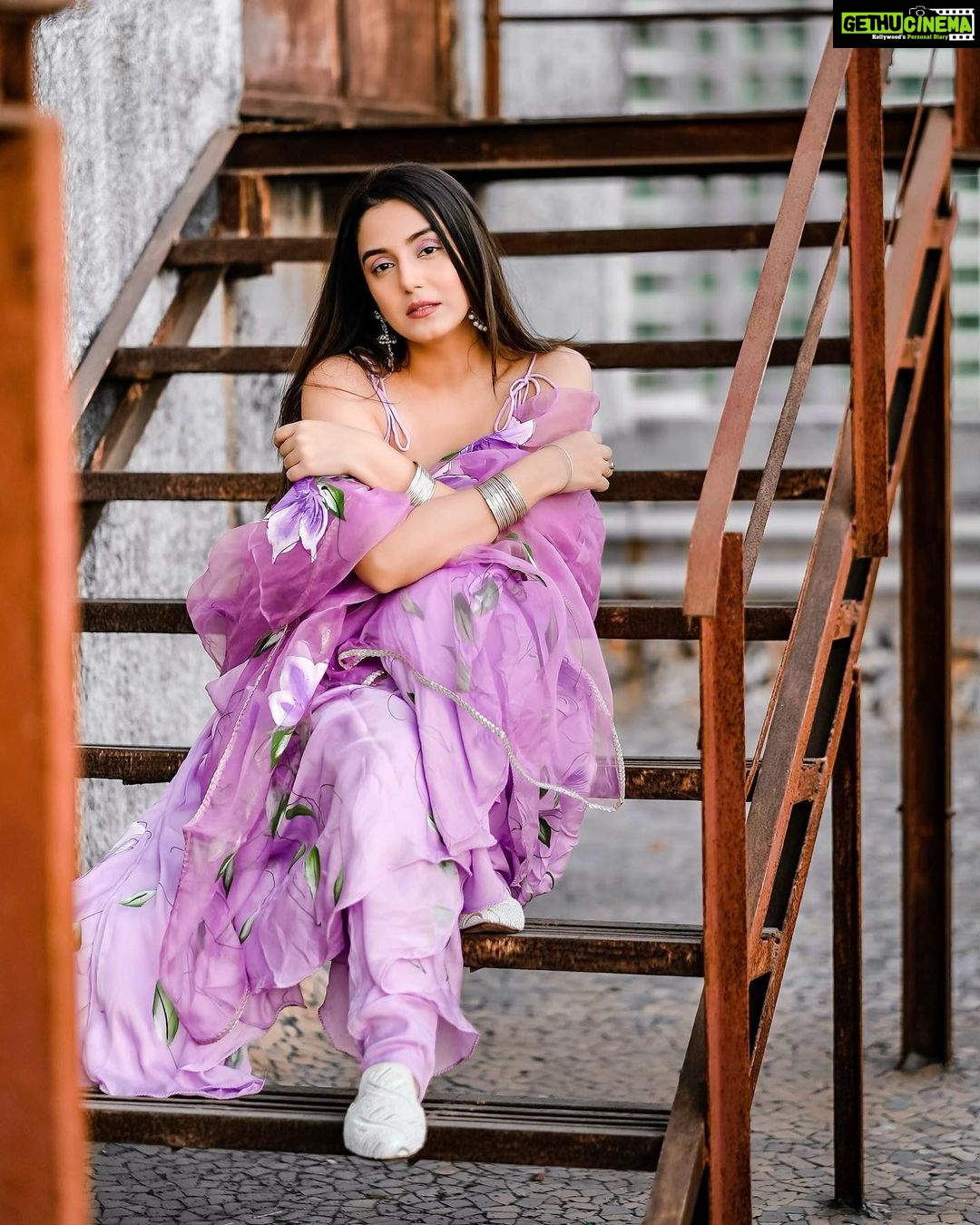 Srishty Rode Instagram - इश्के दी गलियाँ 💜 📸 @simrangill_photography . Outfit:- @aachho X @dinky_nirh Jutti:- @jaysoleindia