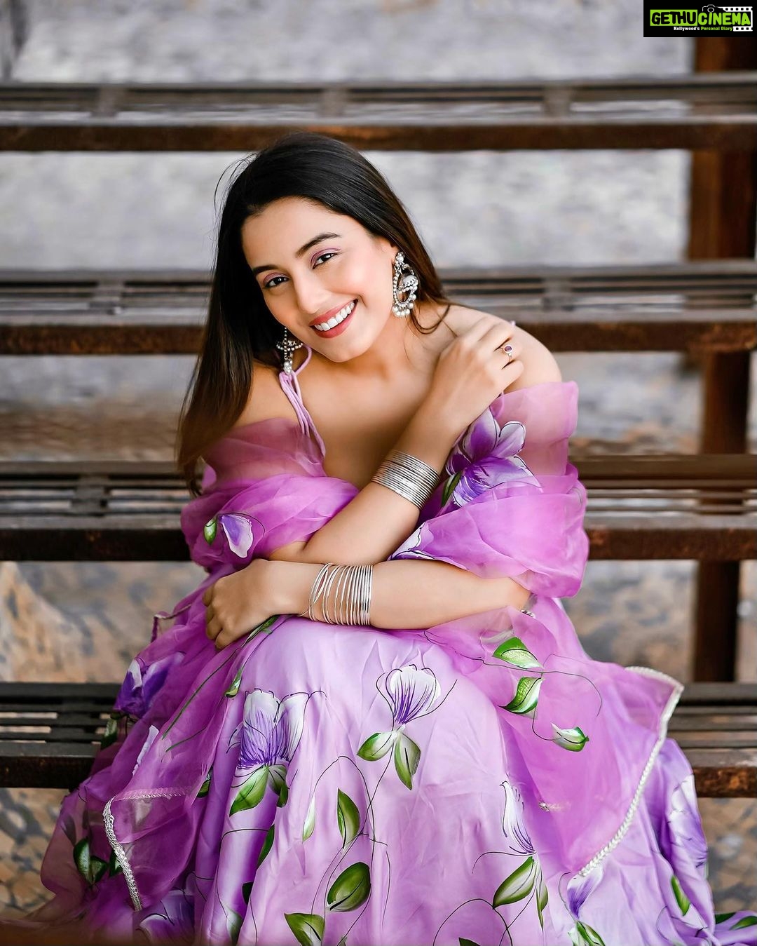 Srishty Rode Instagram - इश्के दी गलियाँ 💜 📸 @simrangill_photography . Outfit:- @aachho X @dinky_nirh Jutti:- @jaysoleindia