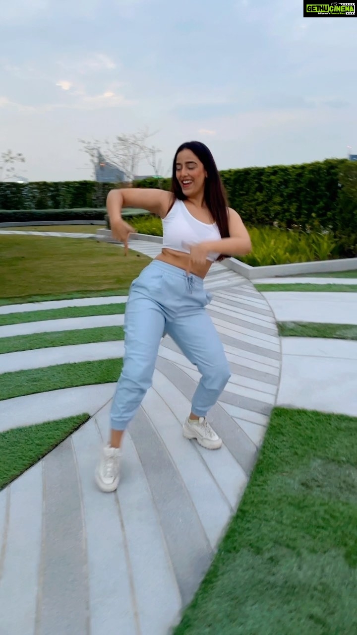 Srishty Rode - 54.5K Likes - This song is a mood 😍❤️
.
.
#reels #reelsinstagram #reelitfeelit #dance #imy