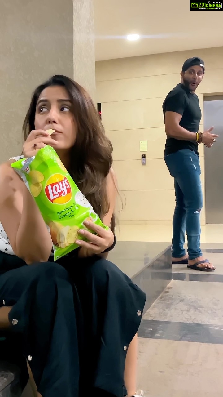 Srishty Rode - 160.2K Likes - Tag someone who don’t like to share their food! 😂
.
.
.
.
.
#reels #reelsinstagram #reelitfeelit #reelkarofeelkaro #funnyvideos #funnyreels #food
