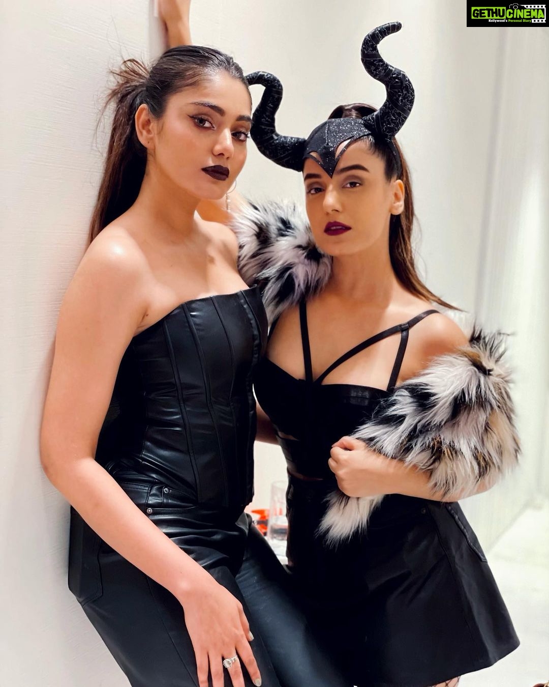 Srishty Rode Instagram - Playing The Halloween Game ! 👻🎃❤️ Thank you for hosting such a fun party @lokhandeankita @jainvick 🎃🤗😘