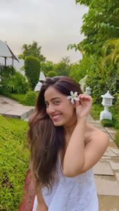 Srishty Rode Instagram - 🤍 . . #reelsinstagram #reels #reelitfeelit #reelkarofeelkaro