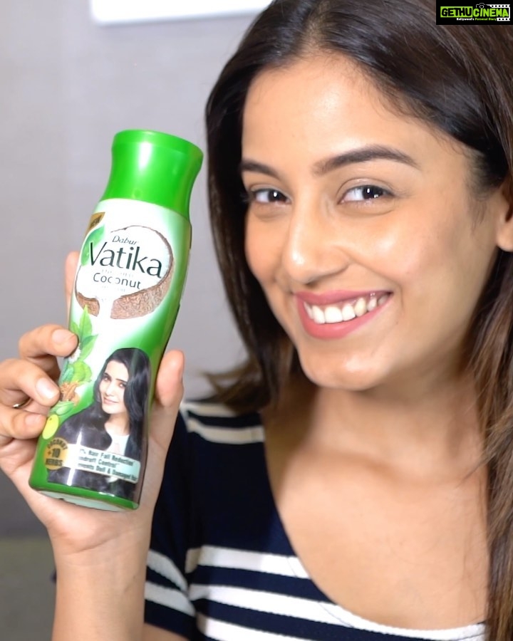 Srishty Rode Instagram - माझ्या केसगळतीच्या समस्येबद्दल मी इतका चिंतित होतो की मी लोकांना त्यावर उपाय विचारत राहिल राहिली. रुचिताने माला #Vatika4weekchallenge साठी मला नामांकित केले आणि ते चमत्कारिकरित्या काम केले! 10 निवडक आयुर्वेदिक औषधी वनस्पती आणि खोबरेल तेलाने बनवलेले आणि 4 आठवड्यांत 90% केस गळणे कमी करण्यासाठी वैद्यकीयदृष्ट्या सिद्ध झाले आहे . Dabur Vatika Enriched Coconut Hair Oil समृद्ध नारळाच्या केसांचे तेल माझ्या केसांचे तारणहार आहे आणि ते तुमचे देखील असू शकते! #Vatika4weekchallenge करा आनी केस गळणे सामान्य करण्यासाठी नाही म्हणा #ad #dabur #daburvatikahaircareindia #hairoil #hairfall #4week #loveyourhair #smooth #silky #hairloss #coconut #ayurvedic #herbs #carefree