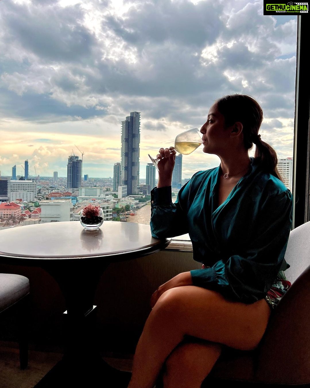 Srishty Rode Instagram - Sundowner with a great cityscape and a glasss of Wine to enjoy the view from the top at the Horizon Club Lounge at @shangrilabkk 😍❤️🍷 . . Outfit @pankhclothing #shangrilabkk #shangrilamoments #yourshangrila Shangri-La Hotel, Bangkok