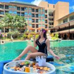 Srishty Rode Instagram – Never too cool for Breakfast in Pool 😍 
Kickstarting my morning with this scrumptious floating breakfast at @novotelphuketvintagepark ❤️ Novotel Phuket Vintage Park