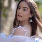 Srishty Rode Instagram - ख्वाहिश 🕊 . . . . 🎥 @happy_clickzz . . #reels #reelsinstagram #kahanisuno #reelitfeelit #reelkarofeelkaro