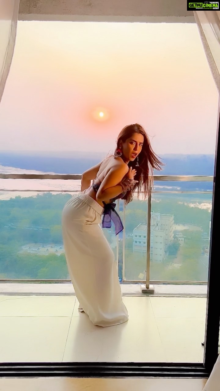 Srishty Rode - 73.9K Likes - तीर लगा? 🎯
.
.
#reels #reelsinstagram #reelitfeelit #reelkarofeelkaro #dance #dancereels #dancers #kabhiaarkabhipaar #sunset #trendingreels #trending #trend