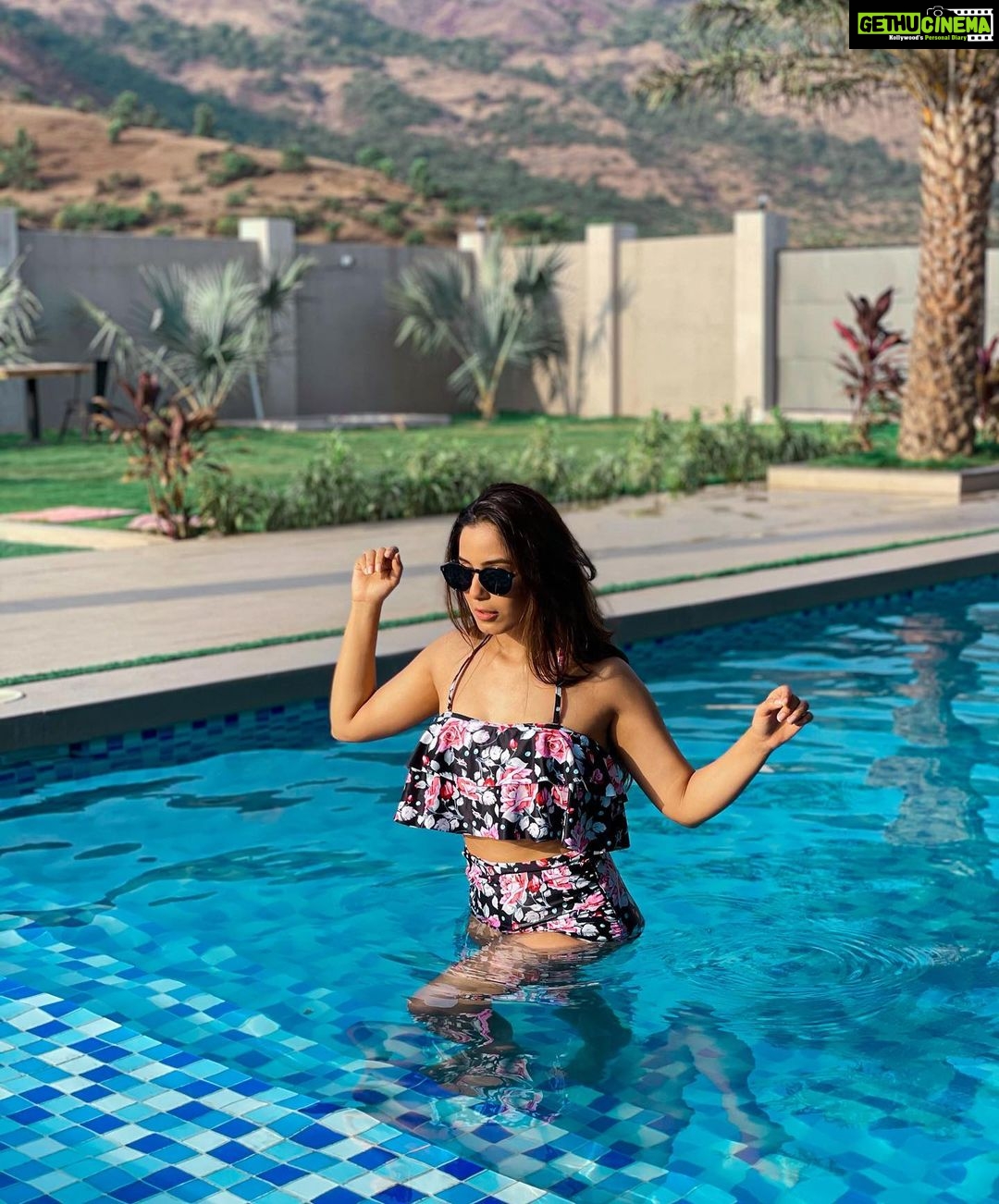 Srishty Rode Instagram - That’s how my Monday looks Like 😍 thank you @lifestylevillas for having me over ❤️ I’m having a great time ❤️💃🏻🔥