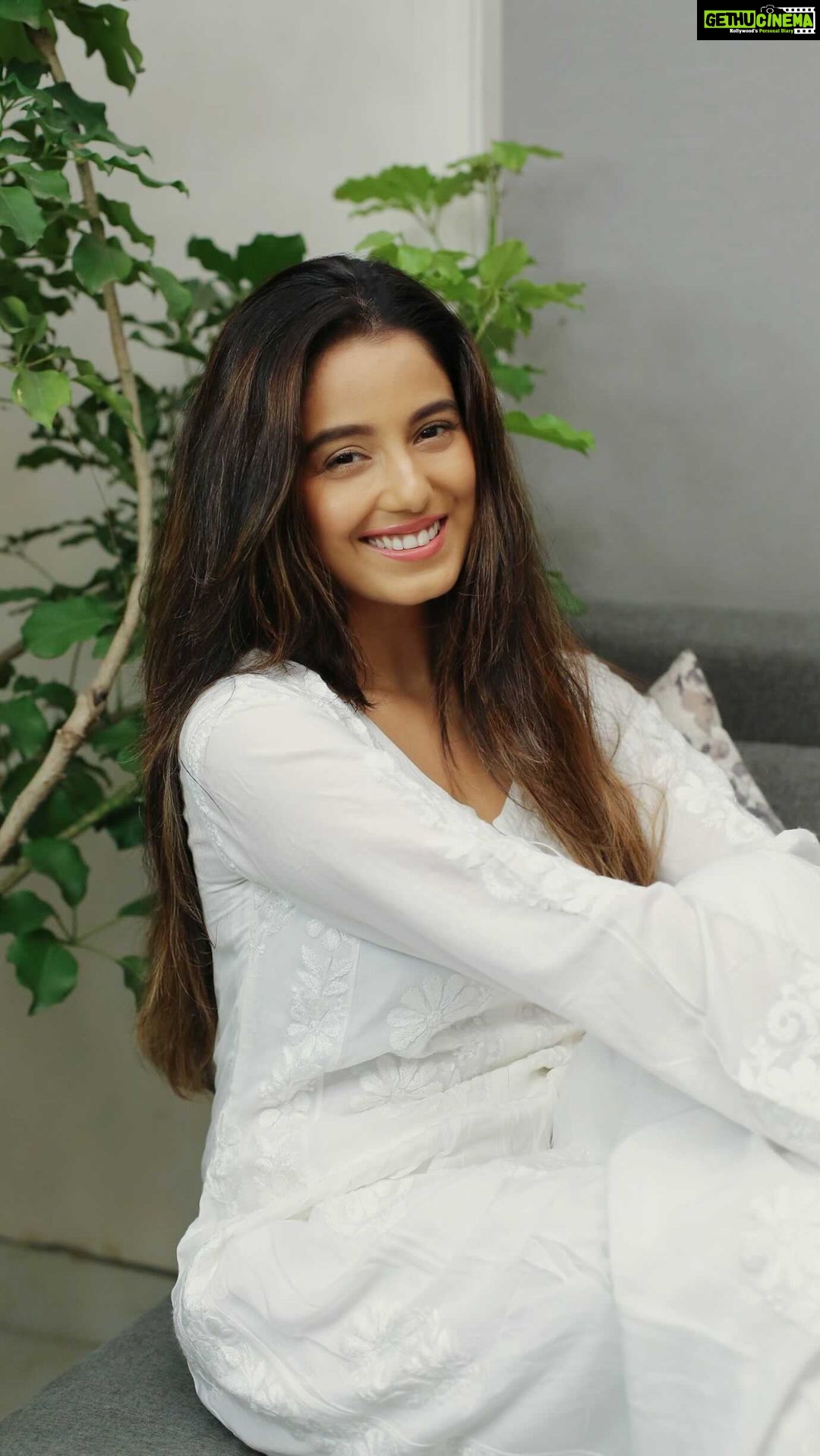 Srishty Rode Instagram - The Power of 3 to fight hair fall, naturally! 3 Steps to fight hair fall with the πππ ππ€π’π§ πππ’ππ§ππ ππ§π’π¨π§ ππ₯πππ€ ππππ ππ’π₯ πππ§π π AB NATURE KI SUNO @wowskinscienceindia Use code SRISHTY20 for 20% off at www.buywow.in #AbNatureKiSuno #WOWHairDays #WOWSkinScienceIndia #HairCareTips #Hair #HairCareRoutine#BeWOWNaturally #LovetoWOW #GoOnAndOnion #OnionCareForYourHair#NatureInspiredBeautyβ #WOWSkinScience #PerfectHairDays