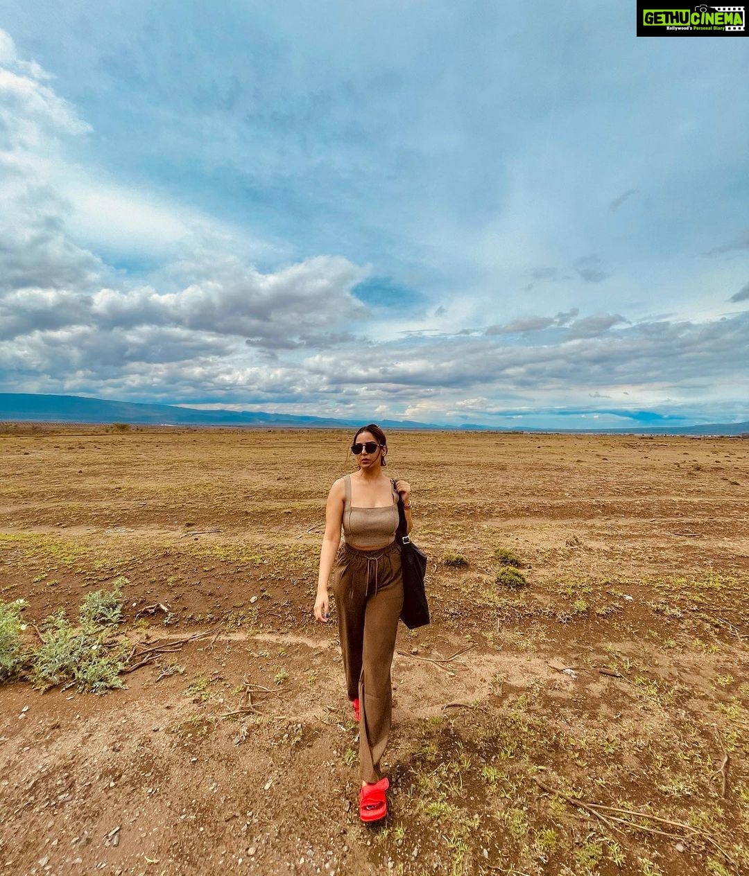 Srishty Rode Instagram - Blending In 🤍 . 📍@holidayinnnairobi #holidayinnnairobi @goldcoastfilmsofficial Nairobi