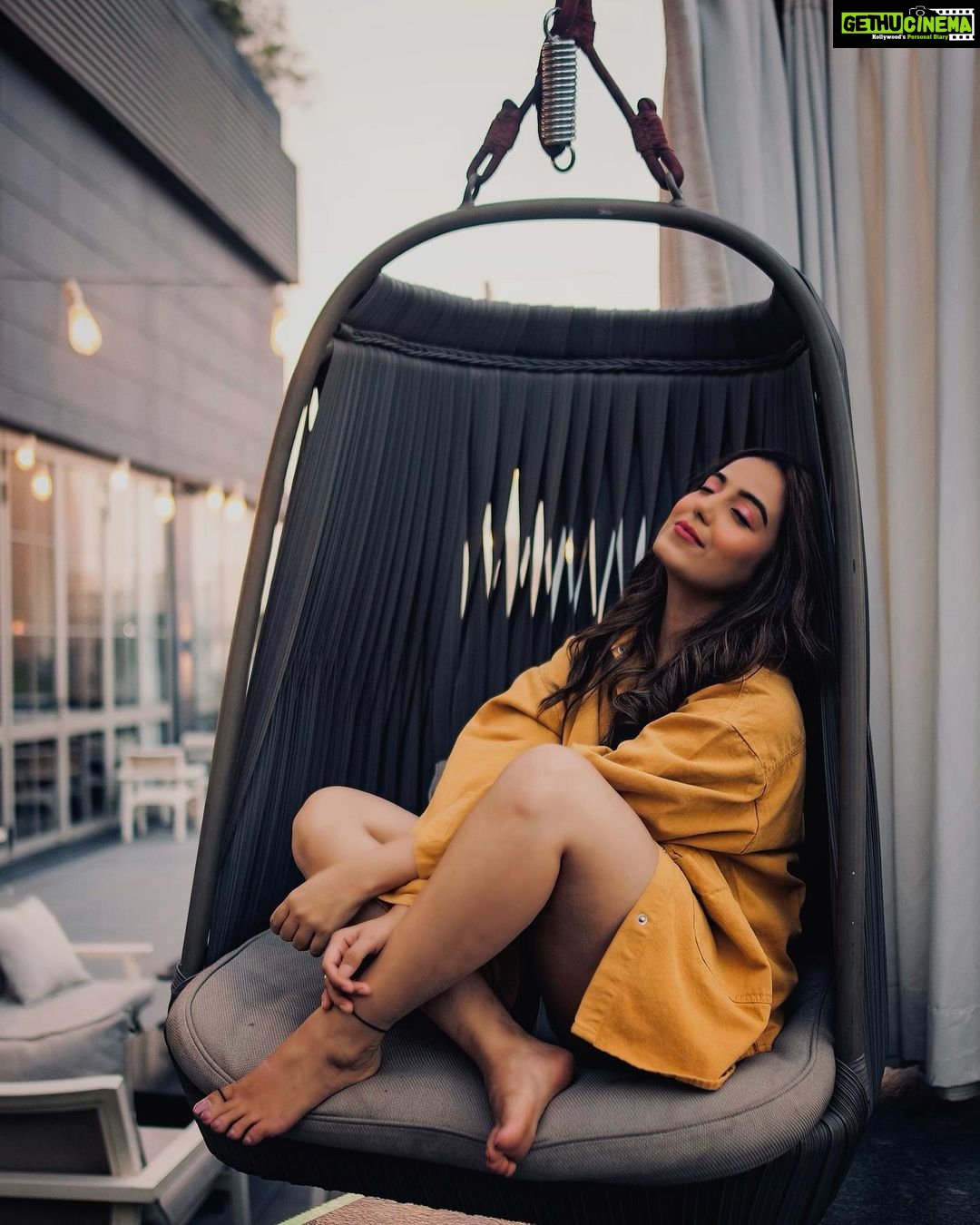 Srishty Rode Instagram - Starting my day off right by soaking up the sun and sipping on some delicious coffee by the poolside @westinpune ☀️☕️ Westin