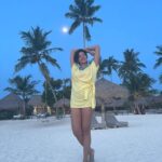 Suhasi Dhami Instagram - The beach has a calling like no other. #beachvibes #holiday #eveningslikethese #dontwannagohome #letsstayhereforever #suhasidhami #suhasi