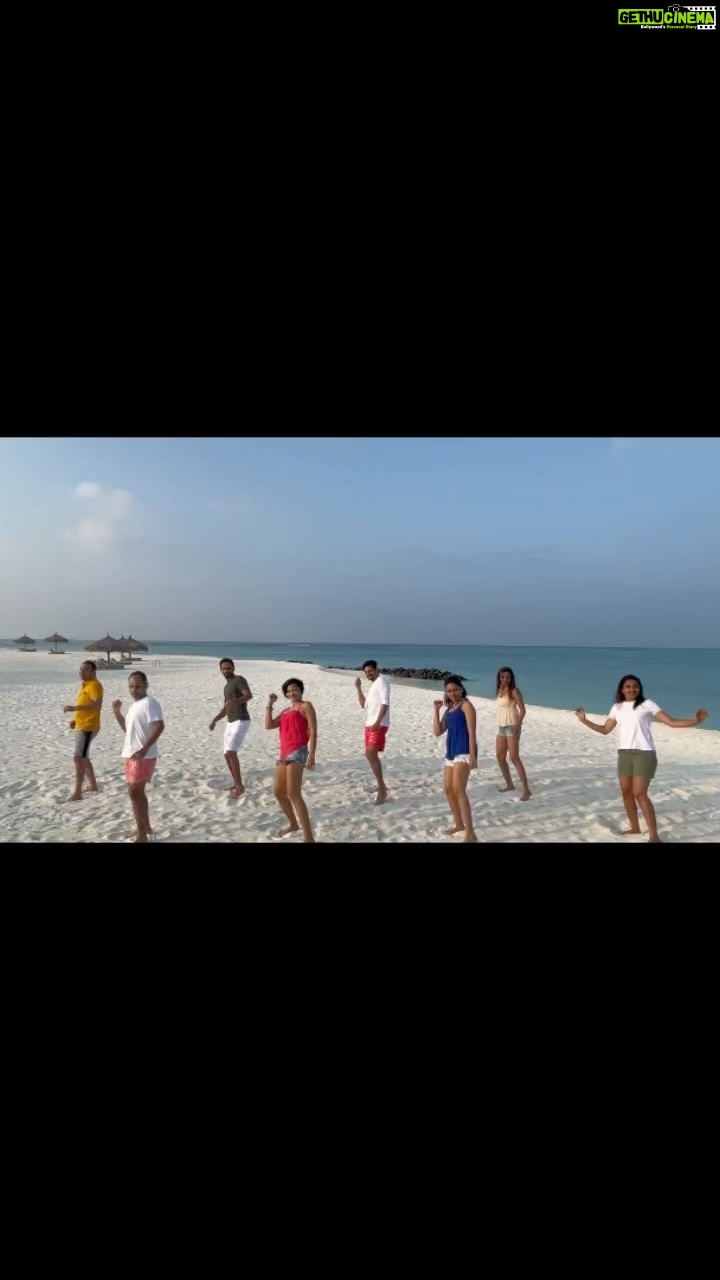 Suhasi Dhami Instagram - Reminiscence of fun times !!! #dance #maldives #funwithfriends #traveldiaries Emerald Maldives Resort & Spa