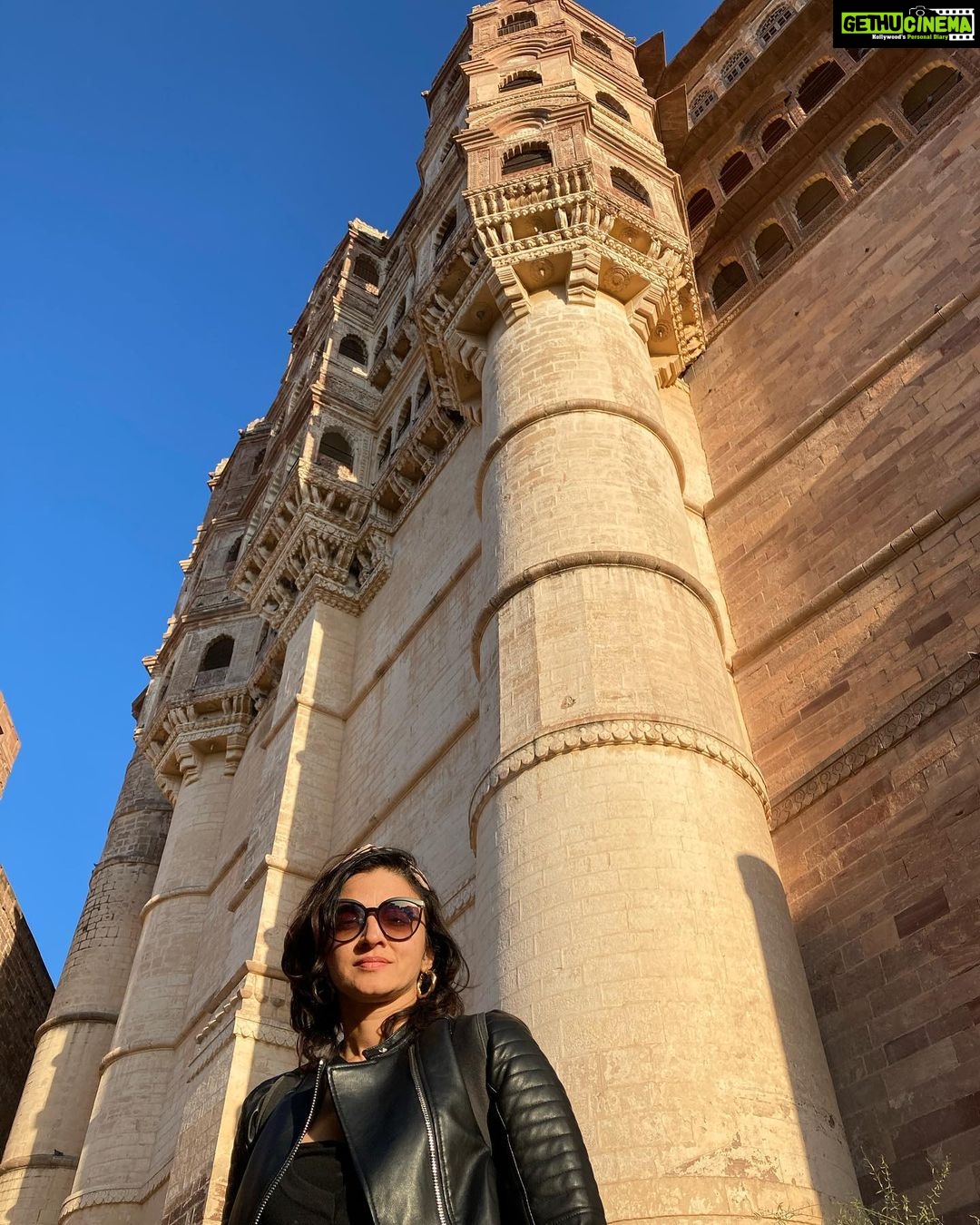 Suhasi Dhami Instagram - Amazed by the beauty that lies in history …. #suhasidhami #winters #rajasthan #jodhpur #roadtrip #mehrangarhfort Mehrangarh Fort, Jodhpur