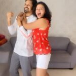 Suhasi Dhami Instagram – Husbands always claim to be multitaskers but just ask them to do a simple task and see how many trials they take to get this one right 😎

Shout out to  following wives and challenging their husbands if they can pull this one before their wives 
1. @dhamidrashti @khemkaniraj 
2. @ashitadhawan @saileshgulabani 
3. @poppyjabbal @karanvgrover 
4. @sheetalnisar17 @mehulnisar 
5. @preetkaurnayak @vishynayak 
6. @anchal_sabharwal & Vikiii
7. @bhattacharya.richa 
8. @kavittagranaa @bikesn_camera 
9. @rahulpandeylive and wife 
10. @mansi.g.s and amit 
11. @cherylandyoga @drankitsavla 
12. @chhavihussein @mohithussein 
13. @nehaasaxena  @shaktiarora