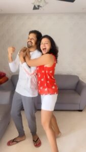 Suhasi Dhami Instagram - Husbands always claim to be multitaskers but just ask them to do a simple task and see how many trials they take to get this one right 😎 Shout out to following wives and challenging their husbands if they can pull this one before their wives 1. @dhamidrashti @khemkaniraj 2. @ashitadhawan @saileshgulabani 3. @poppyjabbal @karanvgrover 4. @sheetalnisar17 @mehulnisar 5. @preetkaurnayak @vishynayak 6. @anchal_sabharwal & Vikiii 7. @bhattacharya.richa 8. @kavittagranaa @bikesn_camera 9. @rahulpandeylive and wife 10. @mansi.g.s and amit 11. @cherylandyoga @drankitsavla 12. @chhavihussein @mohithussein 13. @nehaasaxena @shaktiarora