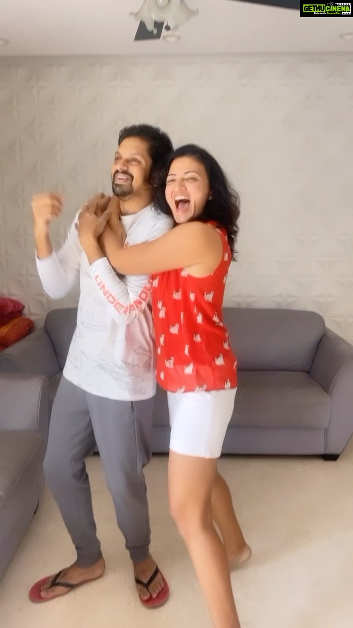 Suhasi Dhami Instagram - Husbands always claim to be multitaskers but just ask them to do a simple task and see how many trials they take to get this one right 😎 Shout out to following wives and challenging their husbands if they can pull this one before their wives 1. @dhamidrashti @khemkaniraj 2. @ashitadhawan @saileshgulabani 3. @poppyjabbal @karanvgrover 4. @sheetalnisar17 @mehulnisar 5. @preetkaurnayak @vishynayak 6. @anchal_sabharwal & Vikiii 7. @bhattacharya.richa 8. @kavittagranaa @bikesn_camera 9. @rahulpandeylive and wife 10. @mansi.g.s and amit 11. @cherylandyoga @drankitsavla 12. @chhavihussein @mohithussein 13. @nehaasaxena @shaktiarora