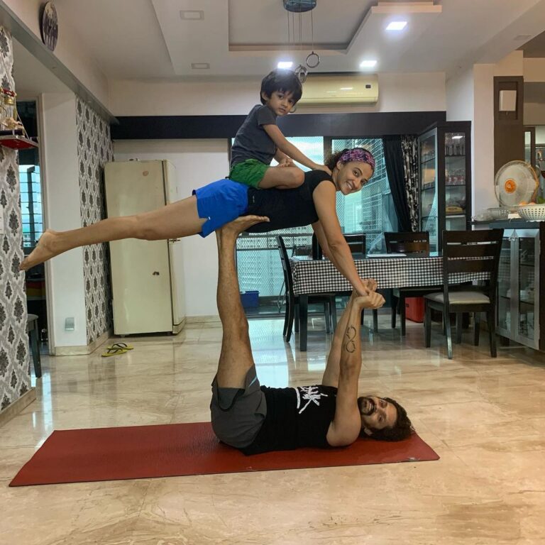 Suhasi Dhami Instagram - Alcohol makes you high🍻but yoga makes you fly 🧘🏻‍♂️ Happy international yoga day ..so fly