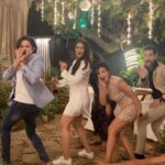 Suhasi Dhami Instagram – That’s how 5 people do solo performances at the same time on the same music 🤣🤣🤣🤣🤣 
Oh!!!!!! What a fun night it was @jaisheeldhami @umeshpherwani @bikesn_camera @anchal_sabharwal @kavittagranaa 
#marriage #friendship #dance#bloopers