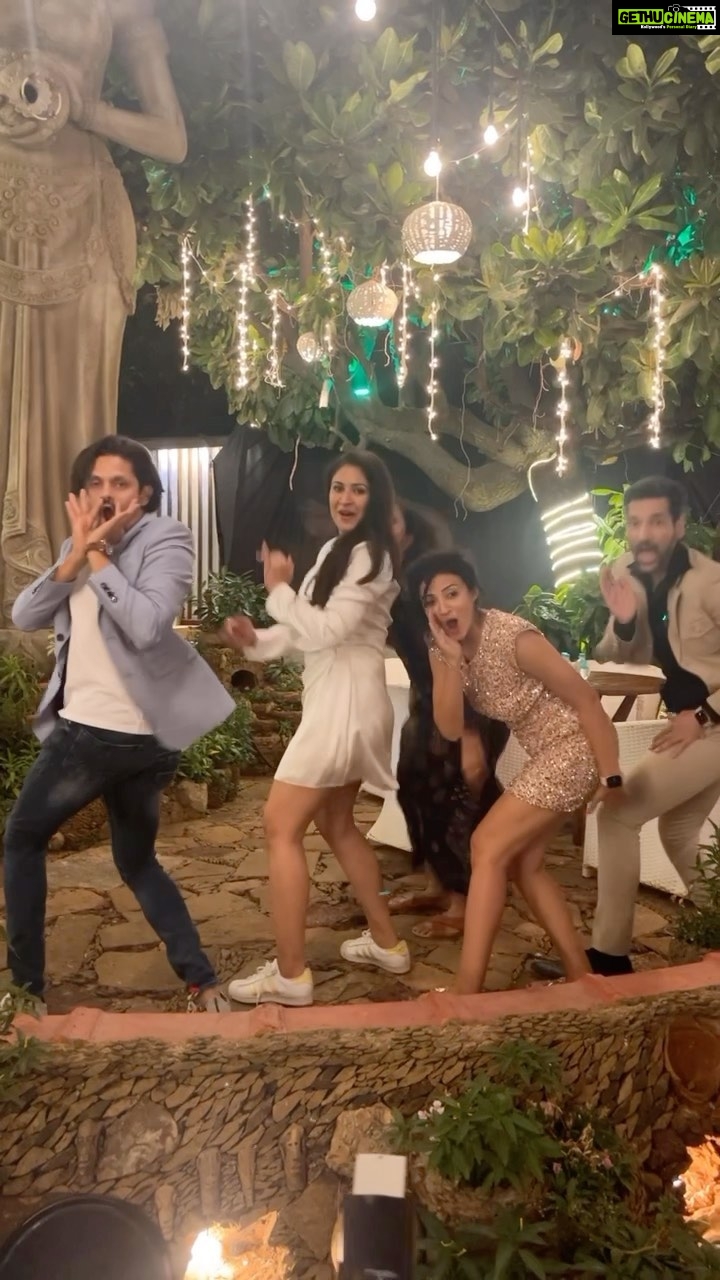 Suhasi Dhami Instagram - That’s how 5 people do solo performances at the same time on the same music 🤣🤣🤣🤣🤣 Oh!!!!!! What a fun night it was @jaisheeldhami @umeshpherwani @bikesn_camera @anchal_sabharwal @kavittagranaa #marriage #friendship #dance#bloopers