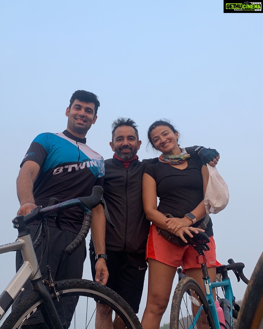 Suhasi Dhami Instagram - Chal meri dhanoooo @doshihiten @ankannbasu #cycling #friendship