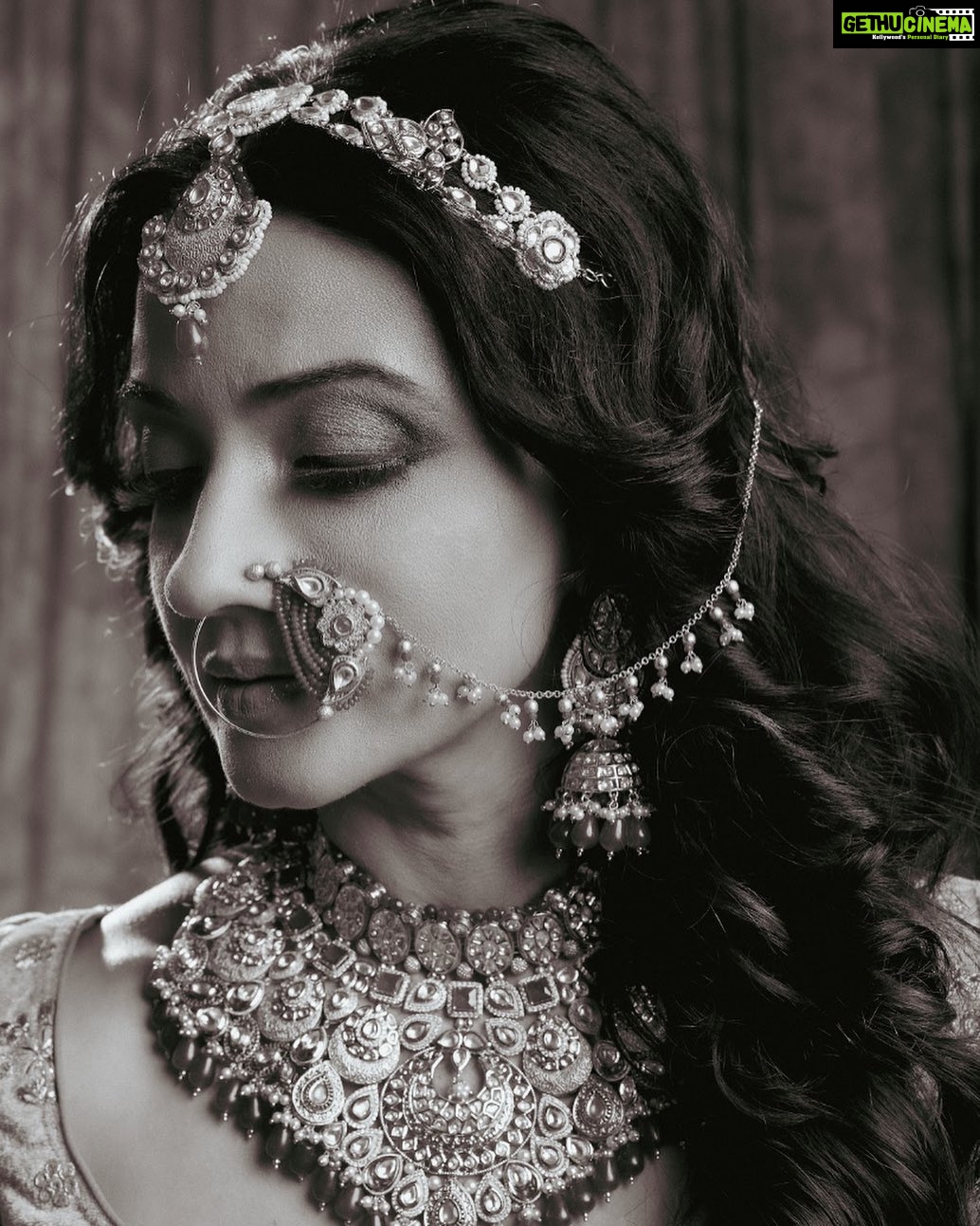 Suhasi Dhami Instagram - ❤️❤️❤️ Managed by : @celeb_connect Styled By : @anusoru Makeup : @mansiisharma_mua Hair : @stylistsony Photographer : @sahil_shah_photographs Jewellery: @creationsshanvi