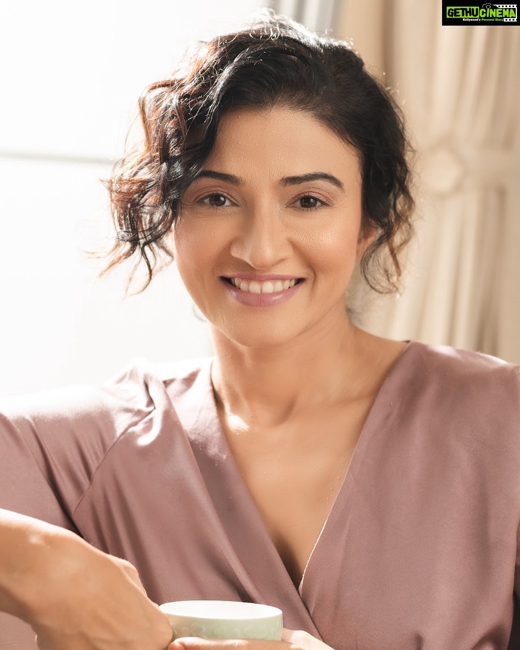 Suhasi Dhami Instagram - Good morning!!!!! 😀😀😀😀😀😀. Managed by : @celeb_connect Styled By : @stylechic_sakshinahar Makeup : @mansiisharma_mua Hair : @stylistsony Photographer : @sahil_shah_photography