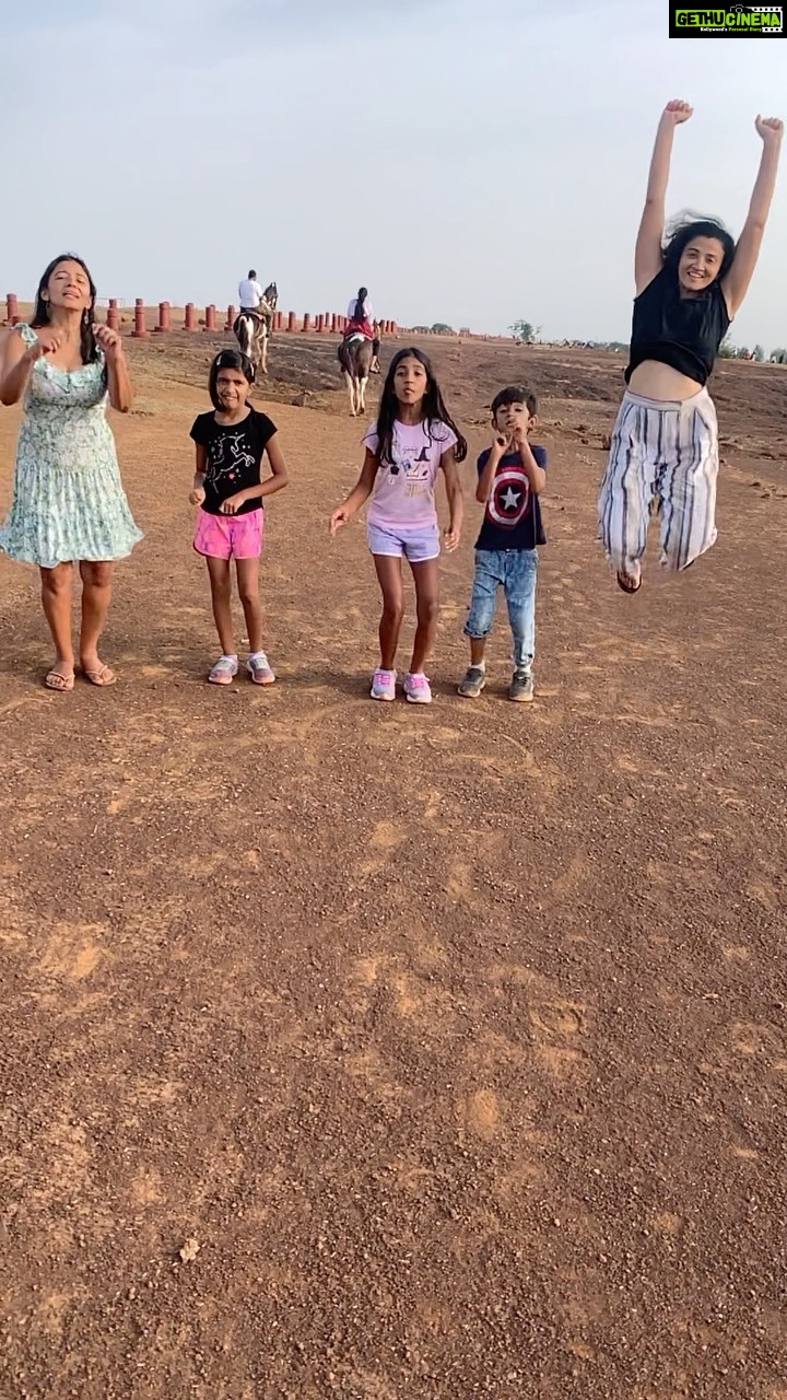 Suhasi Dhami Instagram - We even practiced …… I wonder why🤣🤣🤣🤣🤣@mansi.g.s #family #babies #panchagani #sisterlove