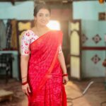 Sujitha Instagram - Workaholic 🤩 Pandian stores vibes with kutty 🥰 Red and white combo Dhanam saree @ethnicfashion_india #shop #morning #post #dhanam #love #photo