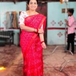 Sujitha Instagram - Workaholic 🤩 Pandian stores vibes with kutty 🥰 Red and white combo Dhanam saree @ethnicfashion_india #shop #morning #post #dhanam #love #photo