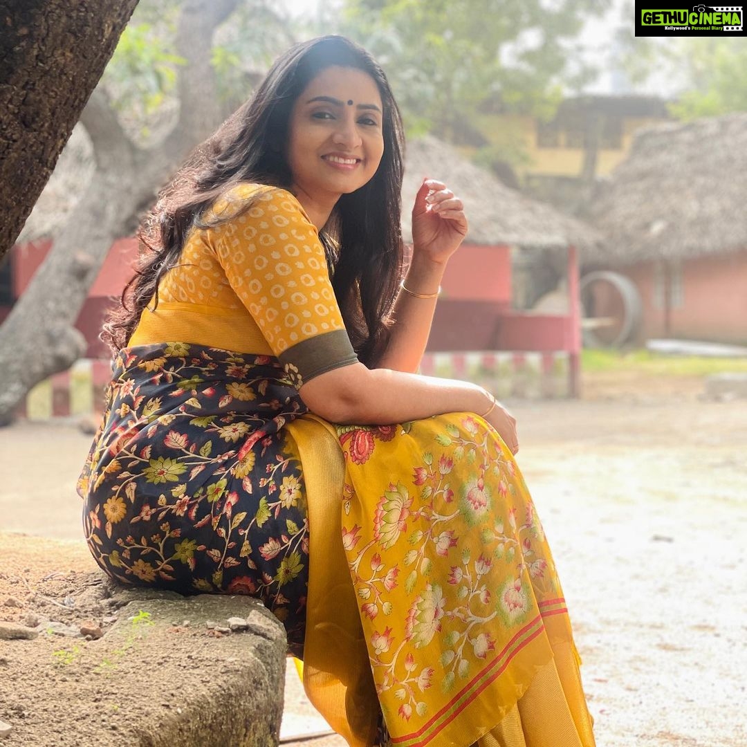 Sujitha Instagram - Feel the sun light☀️ from all side 🥰 Pandian stores saree shopping @lfab_creations #evening #post #sunlight #love #loveyourself #beauty #natural #insta #instafashion #shopping #online #trending #photo #photooftheday #clicks #sunset #fashion #actress