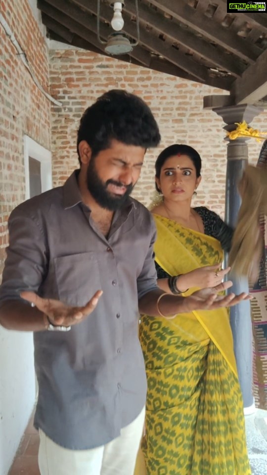 Sujitha Instagram - Ipdi Kadangaaran aaitanaeeee.... 😭😭 @sujithadhanush 50 ruba ya epdiyaachum kuduthuraen kaa.... 😬 #raamar #comedy #kalakapoovathuyaaru #thanam #kannan #pandianstores #reelsinstagram #trending #money #lol #entertainment