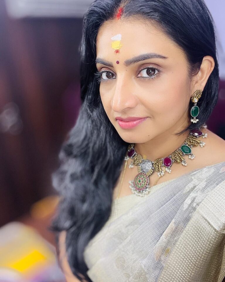 Sujitha Instagram - Good Morning all 🤞🏻🤩😍 Start fresh Classic jewellery collection @archoosmounaa