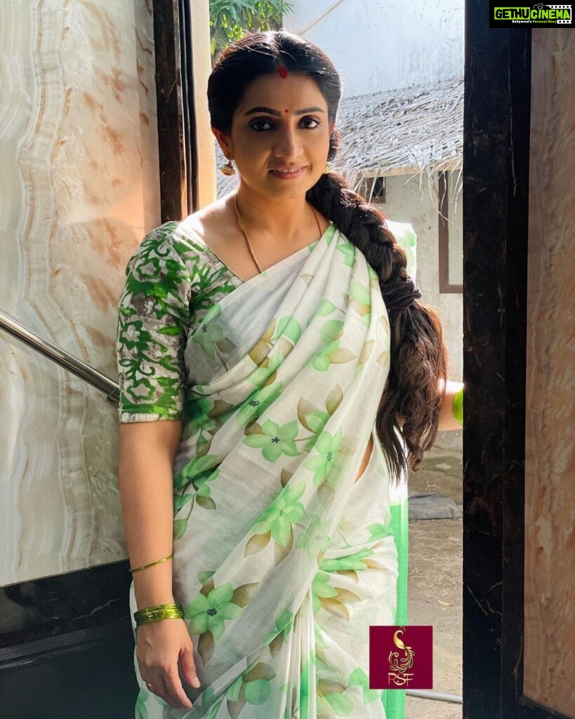 Sujitha Instagram - Dhanam and Pandian stores it’s been a part of my life 😃 Shoot started 😀😃 Dhanam saree Beautiful white and green @rs_fashionss_ #post #life #work #television #start #day #love #passion #mobilephotography #photooftheday