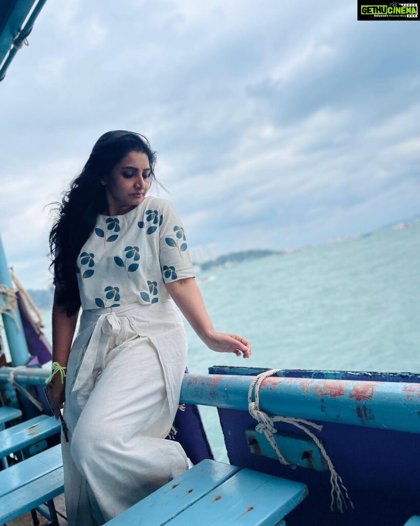 Sujitha Instagram - Beach lovers 🌊🏖️🪂 #love #post #nature #loveyourself #beach #beachlife #thailand #goodvibes #suji #sujitha #kathakelukathakelu #actress #photooftheday #travel #travelphotography #fresh