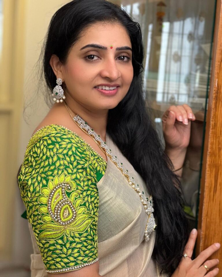 Sujitha Instagram - Smile please 😌 Embroidery 🧵 blouse designs @vastram_theethniccouture for special occasion ☺️ #post #photography #happy #morning #vibes