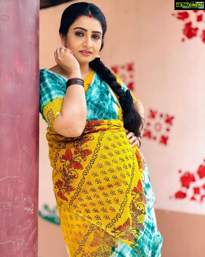 Sujitha Instagram - Dhanam pregnancy 🤰 Actors life 😍🥰 Busy shoot in hot summer 🤩 Summer saree collection and dyeing collection @nannapanenis_hub #work #post #new #evening #photo #instagood #instalike #newpost #salute #good #actorslife #actor