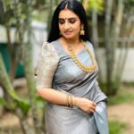 Sujitha Instagram - Every day is an occasion to reinvent yourself 🤞🏻 Elegant saree look 😊@madrassarees Traditional jewellery @murugan_jewels_covai #live #love #believeinyourself #photo #photography #mobilephotography #post #newpost