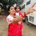 Sujitha Instagram - Workaholic 🤩 Pandian stores vibes with kutty 🥰 Red and white combo Dhanam saree @ethnicfashion_india #shop #morning #post #dhanam #love #photo