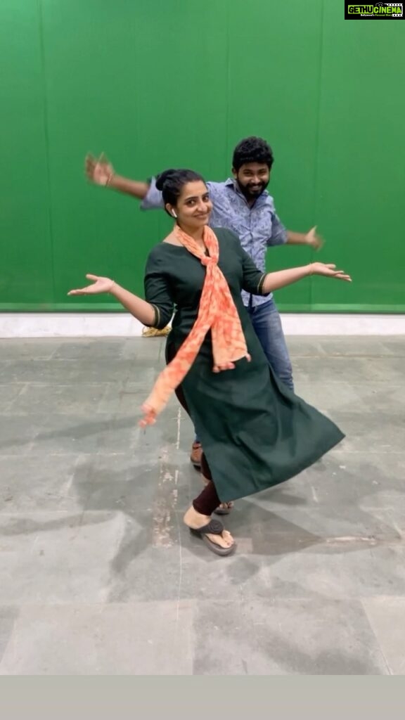 Sujitha Instagram - 1 take reel #funtime with @saravanavickram at pandianstores 🤩😆🤩 #dance #reel #fun #instagood #bro #sister #pandianstores #television #vijay #reels