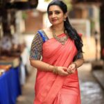Sujitha Instagram - Photo shoot 📸 and shopping 🛍 Let’s do it together 🤗 Stills @haran_official_ Mua @sharanyas_makeupartistry Hair @vanitha_makeover Outfit @visha_boutique #photography #photo #still #my #shooting #shopping #local #traditional #look #just #makeup #wardrobe #happy #post #instagram #pictures #love #smile